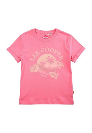 T-shirt rose à manches courtes avec revers roulés, arborant le texte "LEE COOPER" et un motif tropical avec des palmiers et des fleurs.