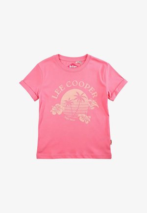 T-shirt rose à manches courtes avec revers roulés, arborant le texte "LEE COOPER" et un motif tropical avec des palmiers et des fleurs.
