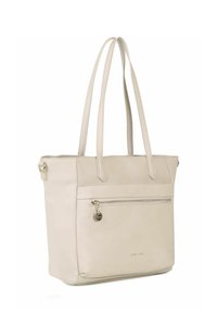 Beige faux læder tote taske med dobbelte stropper, lynlåslomme foran og diskret metalhardware. Glat tekstur og moderne design.
