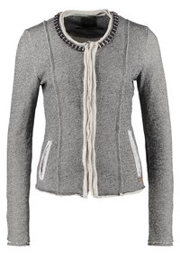 Chaqueta de punto gris con un acabado texturizado, decoración en el cuello, dos bolsillos delanteros y bordes deshilachados en los puños y el dobladillo.