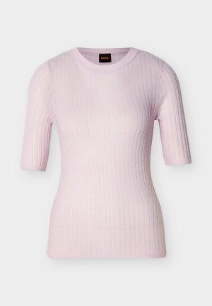 Maglioncino rosa chiaro a coste con maniche corte, collo tondo e vestibilità aderente, con una piccola etichetta BOSS nera e arancione all'interno del colletto.