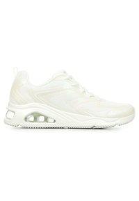 Weißer Sportschuh mit einem strukturierten Mesh-Obermaterial, ausgestattet mit einer translucent Luftdämpfungseinheit und einer glatten Gummisohle.