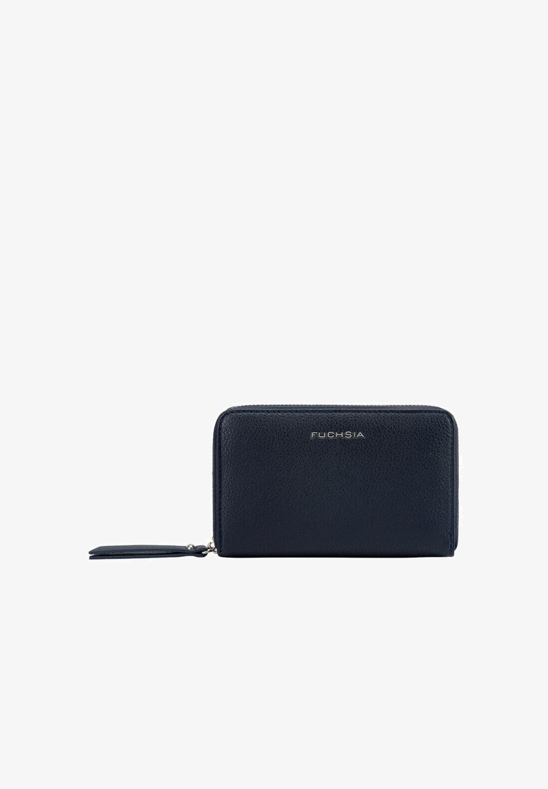 Portefeuille zippé en cuir bleu marine avec surface texturée, quincaillerie en métal argenté et boucle pour porte-clés. Présente un logo embossé sur le devant.