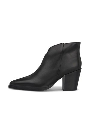 Bota de cuero negro hasta el tobillo con punta afilada y tacón bloque, textura suave y detalles de costura lateral, exhibida sobre un fondo blanco.
