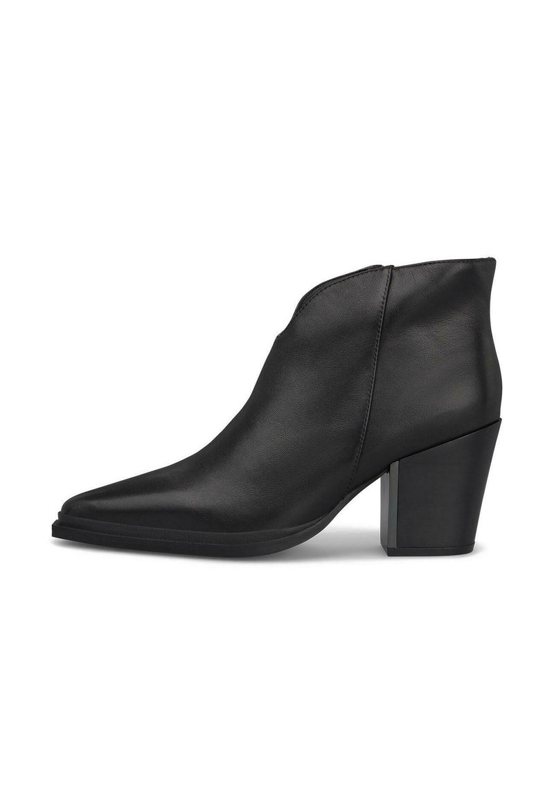 Bota de cuero negro hasta el tobillo con punta afilada y tacón bloque, textura suave y detalles de costura lateral, exhibida sobre un fondo blanco.
