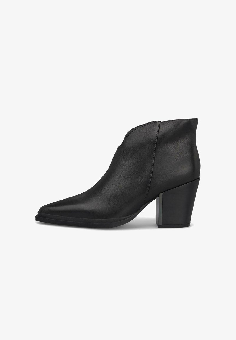 Bota de cuero negro hasta el tobillo con punta afilada y tacón bloque, textura suave y detalles de costura lateral, exhibida sobre un fondo blanco.