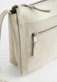 Next POCKET MESSENGER - REGULAR FIT - Rankinė per petį - bone