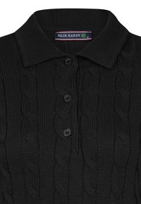Schwarzes Strick-Polohemd mit Kabelstrickmuster, drei Knöpfen und flachem Kragen. Etiketten sichtbar im Kragen.