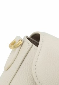 Borsa a tracolla in pelle color crema con finitura testurizzata, pattina arrotondata e dettagli in metallo dorato con logo impresso.