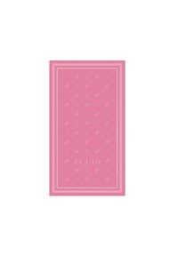 Asciugamano rettangolare rosa con un motivo ripetuto, bordato da strisce rosa chiaro, e il logo "GUESS" stampato in basso.