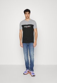 Jack & Jones JJEDAN BLOCKING TEE O NECK - T-shirt con stampa - black