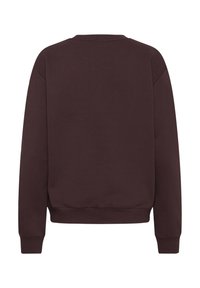 Sweat-shirt marron foncé avec un col rond, des poignets larges et une taille côtelée. Le tissu semble lisse avec une texture uniforme.