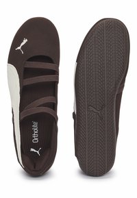 Καφέ αθλητικά παπούτσια με λείο πάνω μέρος από ύφασμα, ελαστικές λωρίδες και λευκό τμήμα με έμφαση. Υφήσμενη λαστιχένια σόλα με λογότυπο της μάρκας.