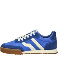 Sneaker blu con accenti bianchi e blu scuro; presenta una tomaia texturizzata, chiusura con lacci e una suola in gomma naturale; design sportivo.