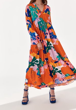 Robe longue colorée avec un décolleté en V, des manches longues, un design à volants et des motifs floraux abstraits en orange, rose, vert et bleu.
