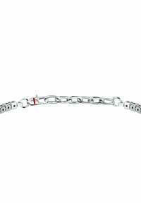Bracciale con catena d'argento caratterizzato da anelli intrecciati, accenti quadrati e una chiusura con una striscia rossa. Texture liscia, finitura lucida.