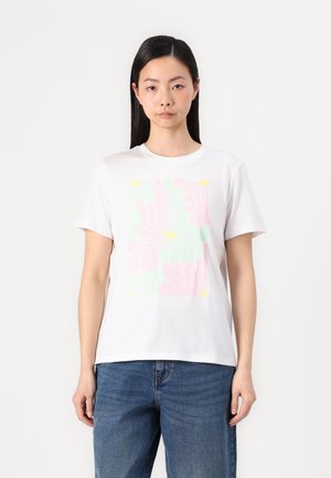 Hvid bomulds-T-shirt med et pastelfloraltryk i pink og grøn. Rund halsudskæring og korte ærmer. Båret med blå denim.