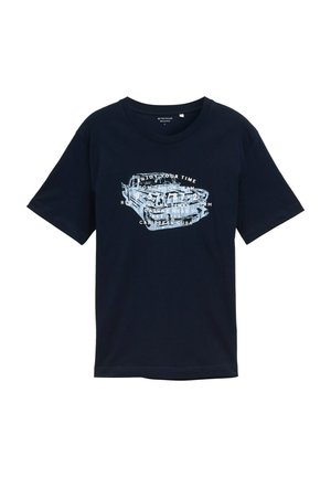 T-shirt in cotone blu navy con vestibilità rilassata, caratterizzata da un design grafico bianco di un'auto d'epoca e elementi testuali sul davanti.