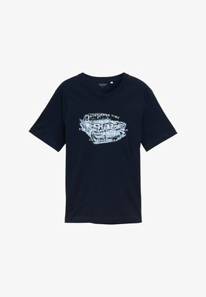 Temno modra bombažna majica s sproščenim krojem, ki na sprednji strani vsebuje belo grafiko vintage avtomobila in besedilne elemente.