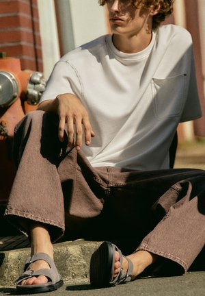 PULL&BEAR, FLAT SANDALS - Matalakantaiset pistokkaat - grey