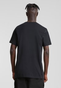 Mister Tee PLEASE  - Print T-shirt - black