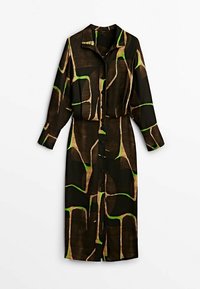 Robe-chemise noire à manches longues avec boutonnage sur le devant et motif géométrique abstrait marron et vert.