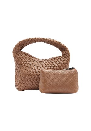 Geflochtener Lederhandtasche in Mittelbraun mit einem gewölbten Griff und einer kleinen passenden Tasche, die ein strukturiertes Muster aufweist.