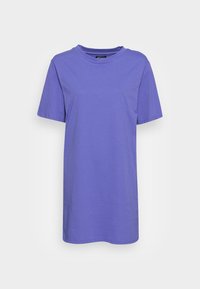 Fioletowa krótkozasięgowa koszulka wykonana z miękkiej bawełny, z klasycznym okrągłym dekoltem i prostym krojem. Gładka tekstura, bez wzorów.