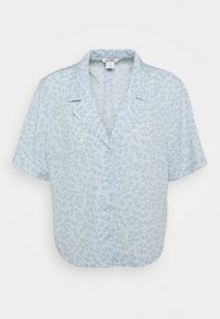 Camicia azzurra a maniche corte con un motivo floreale, dettagli bianchi e verdi, design con colletto e chiusura con bottoni. Tessuto morbido.