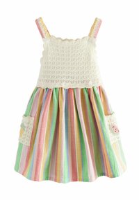 Robe avec un corsage en crochet blanc, rayures verticales colorées en rose, vert et jaune, avec deux poches décoratives sur la jupe.