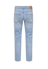 Jeans de denim azul claro con corte recto, cinco bolsillos y una etiqueta de marca de cuero marrón en la cintura. Textura suave y diseño clásico.