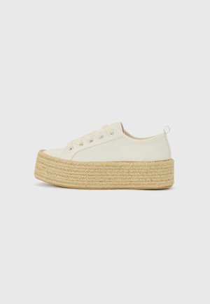 Sapatilhas de plataforma em tela off-white com sola de juta texturizada e trançada. Apresenta ilhós de metal e atacadores planos. Design de bico arredondado.