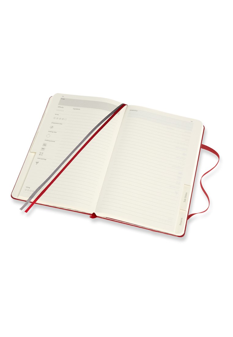 Cuaderno de tapa dura roja con cierre elástico, abierto para mostrar páginas rayadas, un marcador de cinta gris y pestañas para organización en el lateral.