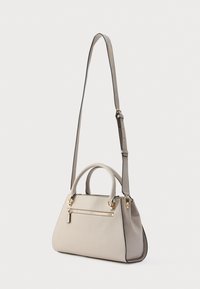 Sac à main gris texturé avec une forme structurée, deux poignées et une bandoulière réglable. Doté de ferrures dorées et d'une poche avant zippée.