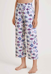 Lichte, cropped pyjamabroek in witte stof met kleurrijke vispatronen. Voorzien van een elastische tailleband met gathered detail.