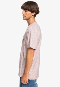 Striped t-shirt in soft fabric, featuring horizontal lines in pink and gray. Round neckline, short sleeves, and a relaxed fit.