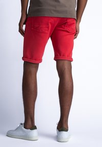 Petrol Industries Jeansshort - red melon