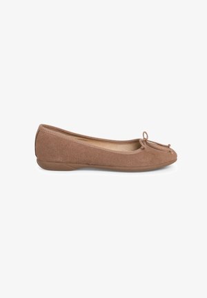 Braune Wildleder-Ballettschuhe mit runder Zehenpartie, elastischem Rand und einer dekorativen Schleife an der Vorderseite. Die Sohle ist flach und flexibel.