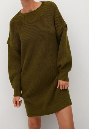 Robe pull tricotée de couleur vert olive avec un large col, des épaules tombantes et de longues manches. Le tissu présente un motif texturé.