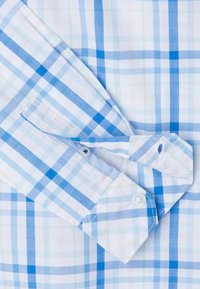 Jasnoniebieska koszula w kratę z kołnierzykiem zapinanym na guziki, krótkimi rękawami oraz kontrastowym wykończeniem na listwie guzikowej. Wykonana z miękkiej bawełny.