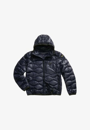 Marineblauwe doorgestikte gewatteerde jas met capuchon, voorrits, borstzak met rits, twee zijzakken met rits en een logopatch op de linker mouw.