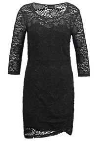 Robe noire longueur genou avec manches trois-quarts en dentelle transparente et superposition de dentelle florale, silhouette ajustée et encolure arrondie.