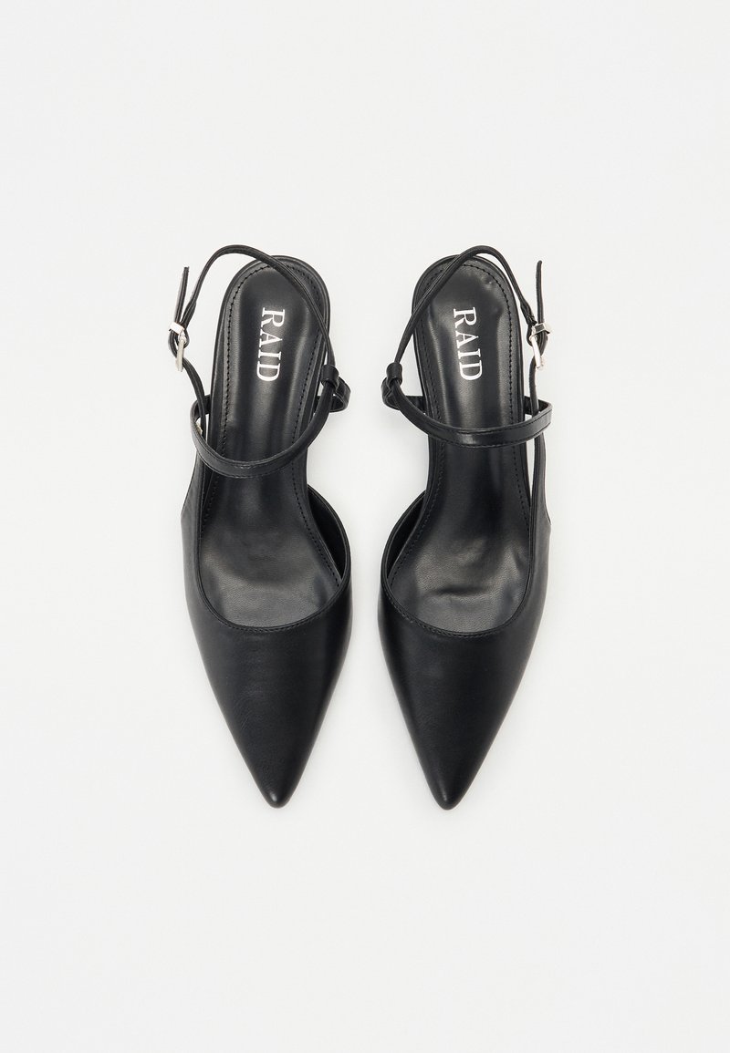 Tacchi slingback neri con punte affusolate, realizzati in pelle liscia, con una sottile fascia alla caviglia e una soletta imbottita. Logo del marchio sulla soletta.