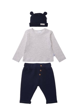Zweiteiliges Kinderoutfit bestehend aus einem hellgrauen Langarmoberteil und einer marineblauen Hose mit Holzknöpfen, ergänzt durch eine marineblaue Mütze mit Ohren.
