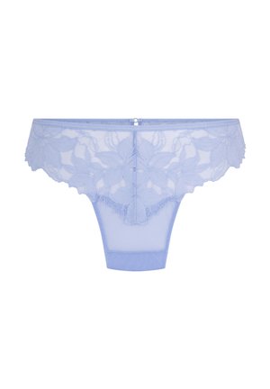 Biancheria intima stile bikini in pizzo azzurro chiaro con motivo floreale e tessuto in mesh trasparente su sfondo bianco.