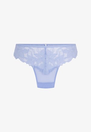 Hellblauer Spitzen-Bikini-Unterwäsche mit Blumenmuster und transparentem Mesh-Stoff vor weißem Hintergrund.