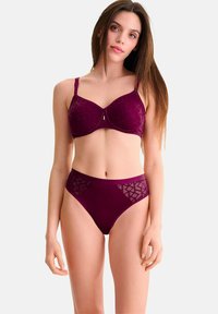 Bordeaux beha en high-waisted slip set met geometrische gaaspanelen en gladde stof. De beha heeft beugels en verstelbare straps.