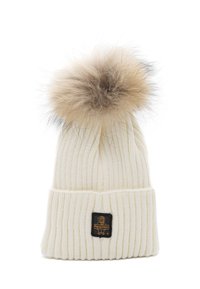 Crèmekleurige ribgebreide wintermuts met grote pluizige beige pompon en zwarte vierkante logopatch op de boord.