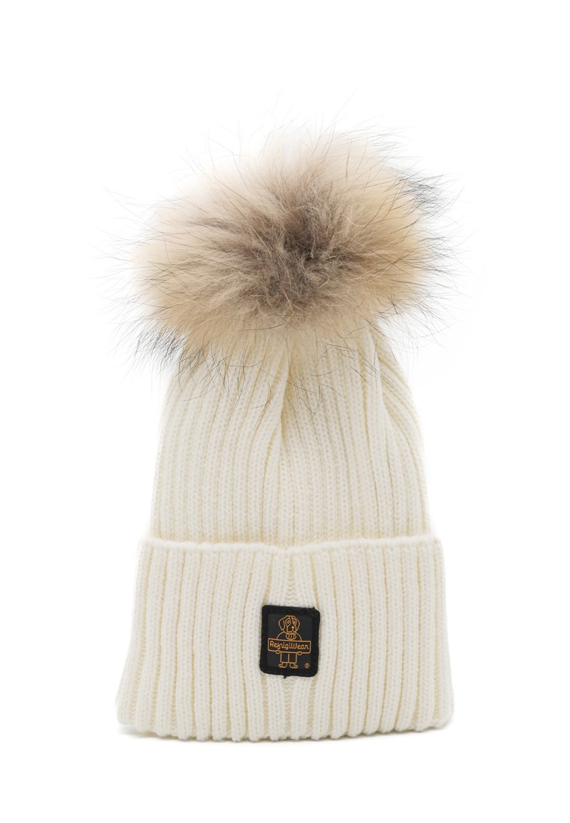 Crèmekleurige ribgebreide wintermuts met grote pluizige beige pompon en zwarte vierkante logopatch op de boord.