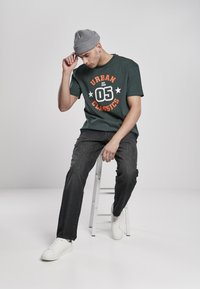 Urban Classics COLLEGE PRINT TEE - T-shirts print - bottlegreen